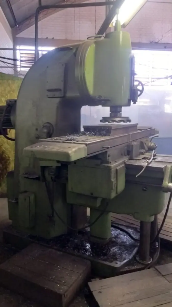 LOTE 016 - Maquina Fresadora, marca TOS KURIN