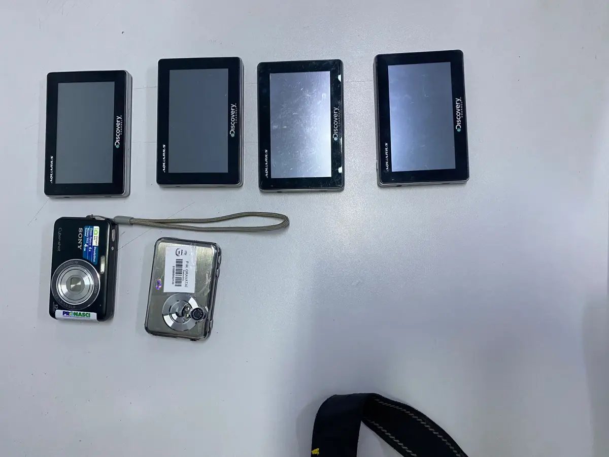 LOTE 011 - Sucatas de máquinas fotográficas de diversas marcas