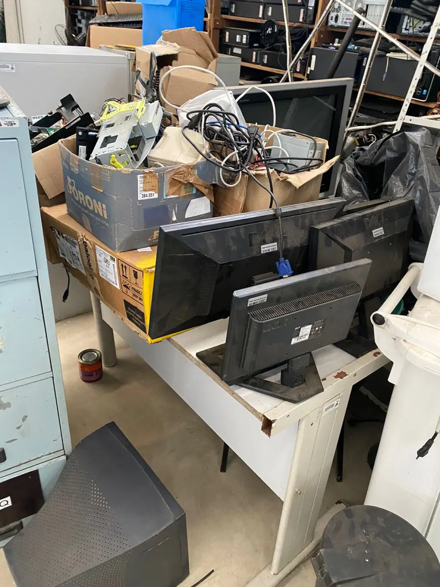 LOTE 009 - Sucatas em geral de equipamentos eletrônicos