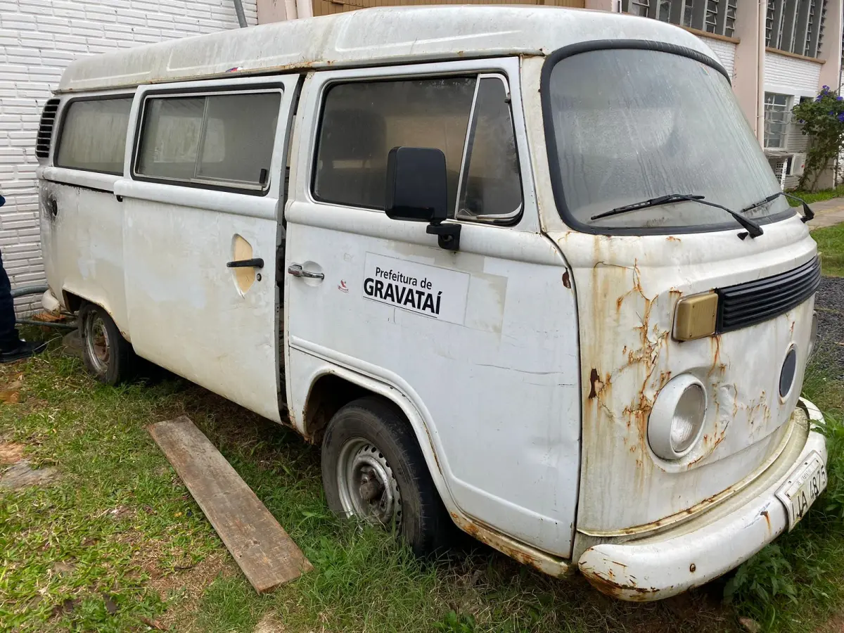 LOTE 002 - VW/KOMBI. Fabricação/Modelo: 1999/1999