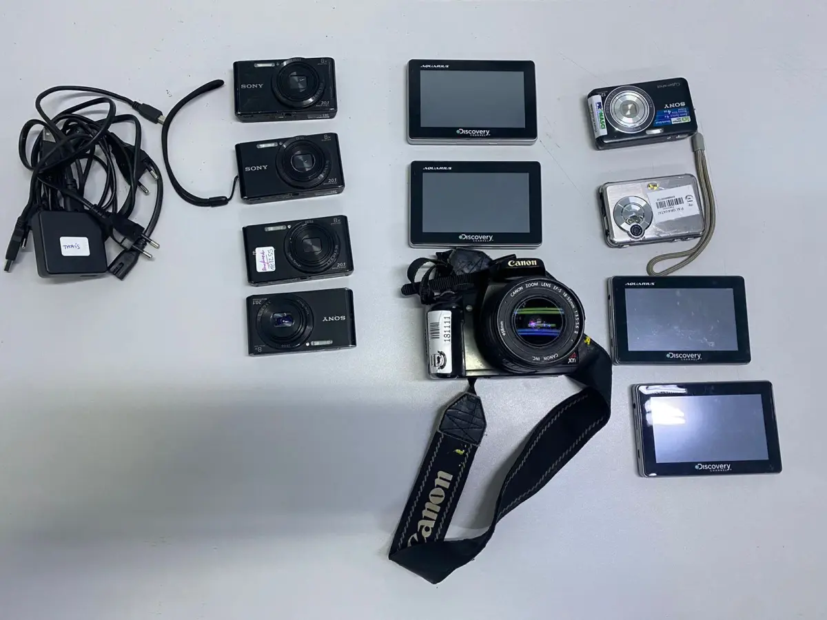LOTE 011 - Sucatas de máquinas fotográficas de diversas marcas
