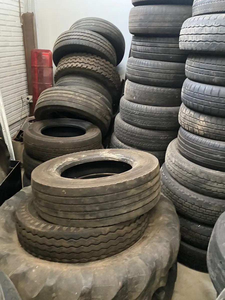 LOTE 013 - Sucata de pneus de diversos tipos e tamanhos
