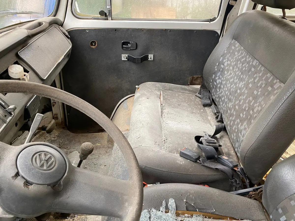 LOTE 002 - VW/KOMBI. Fabricação/Modelo: 1999/1999