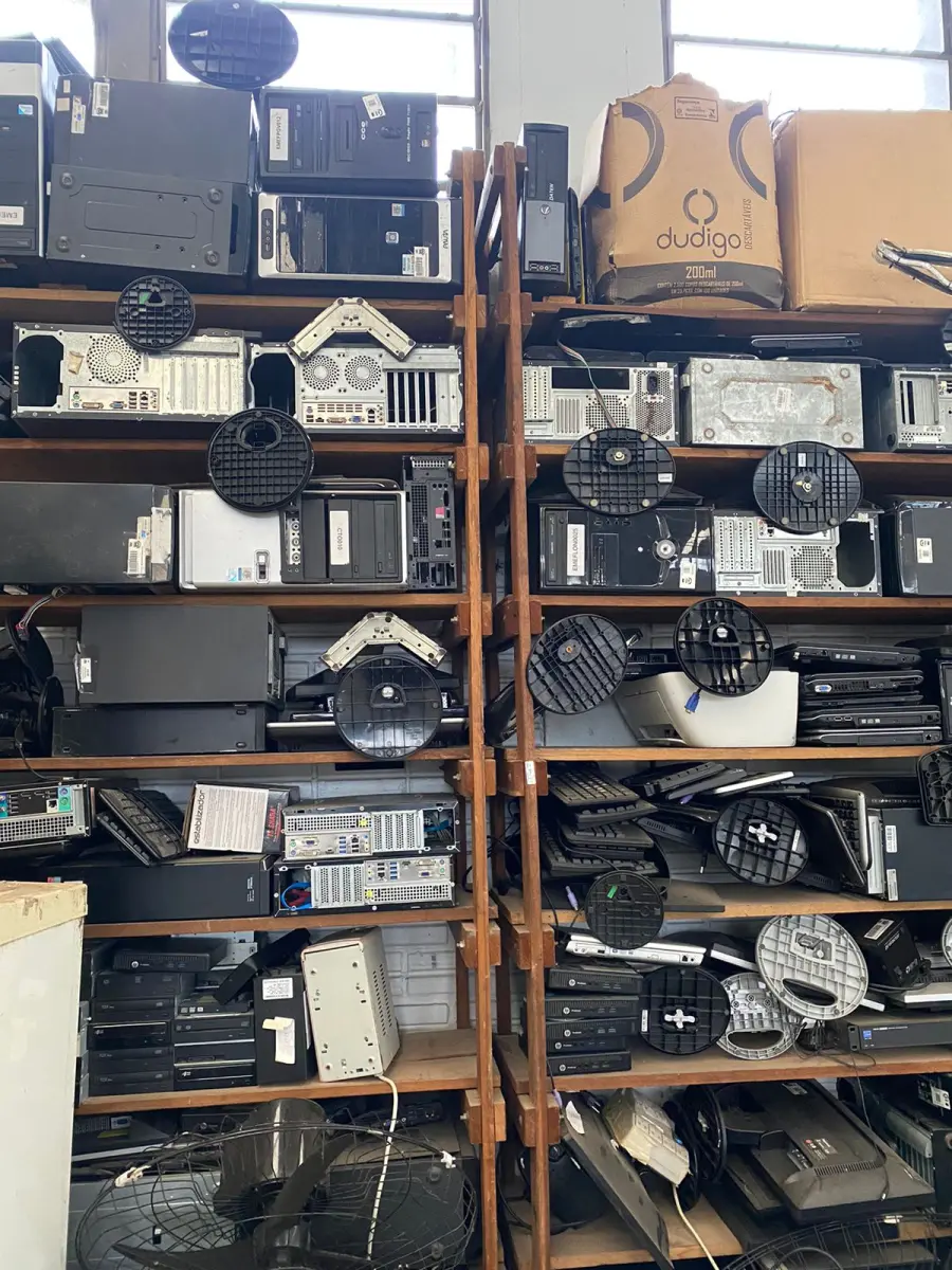 LOTE 009 - Sucatas em geral de equipamentos eletrônicos