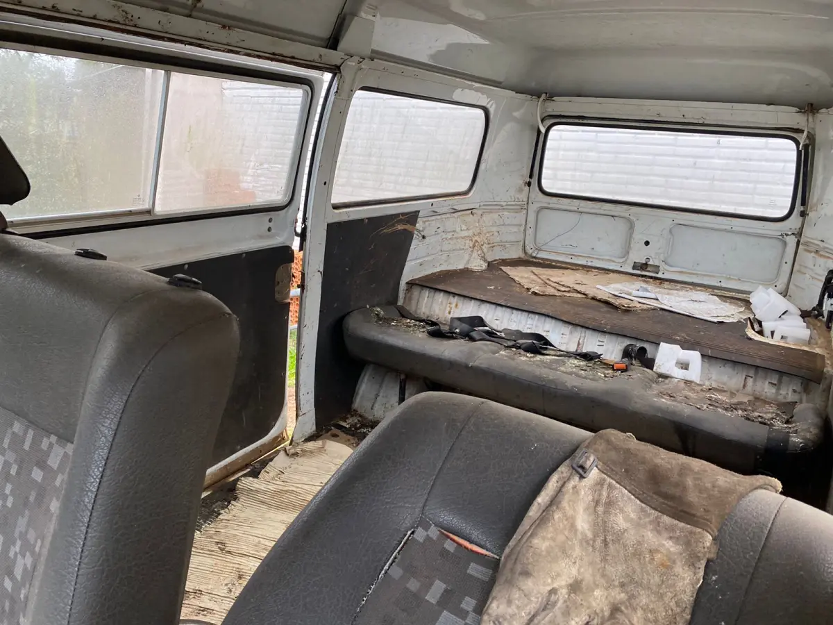 LOTE 002 - VW/KOMBI. Fabricação/Modelo: 1999/1999