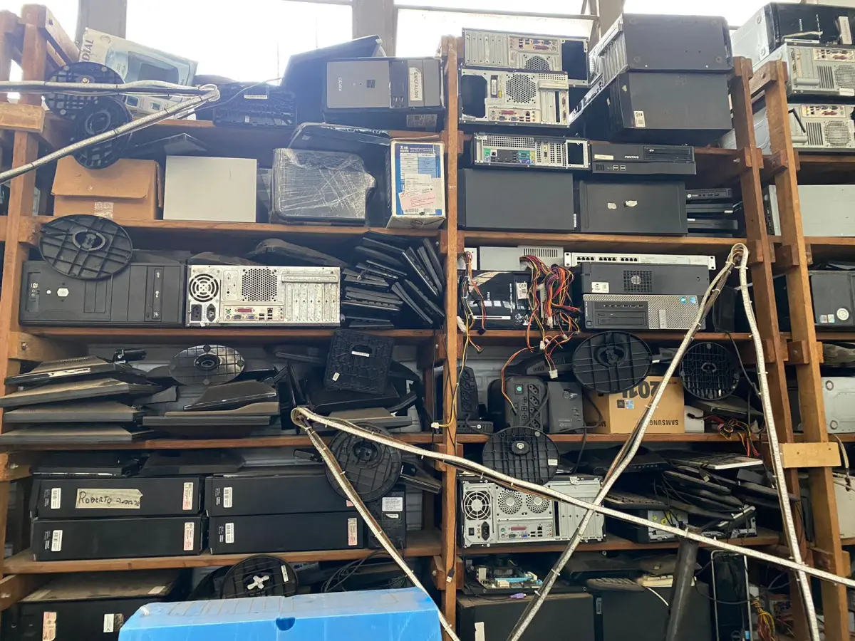 LOTE 009 - Sucatas em geral de equipamentos eletrônicos
