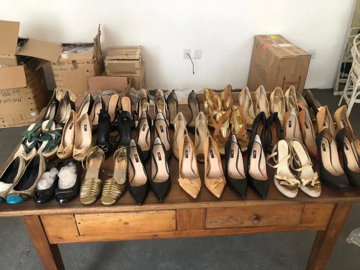 LOTE 014 - Lote composto de roupas diversas
