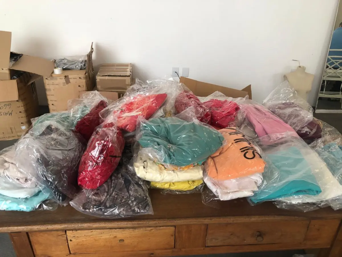 LOTE 014 - Lote composto de roupas diversas