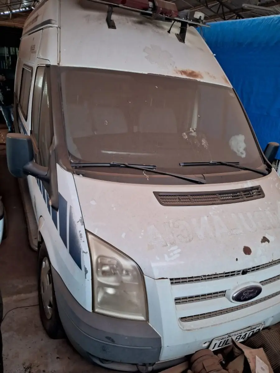 LOTE 004 - Ambulância Modelo Transit 350L, ano e modelo 2013, marca Ford, diesel