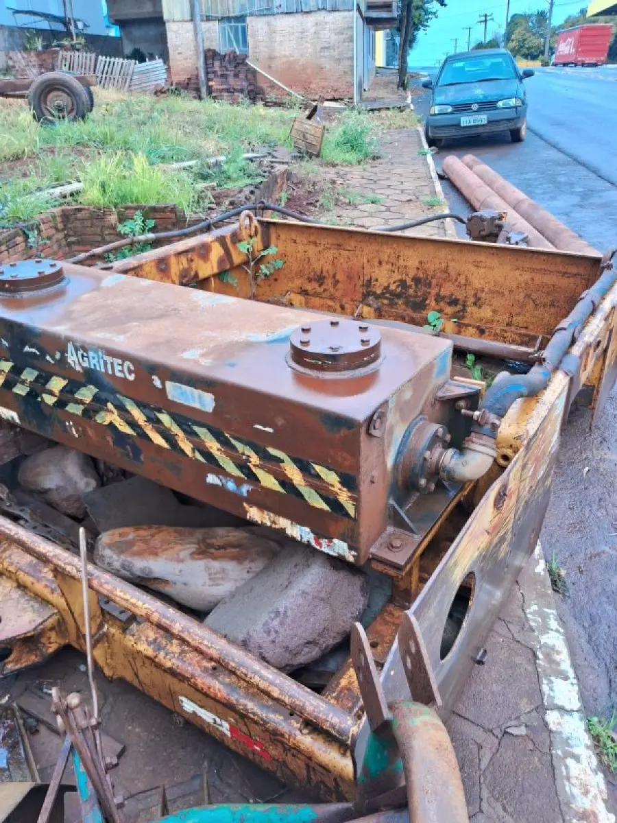 LOTE 007 - Rolo compactador adaptado.