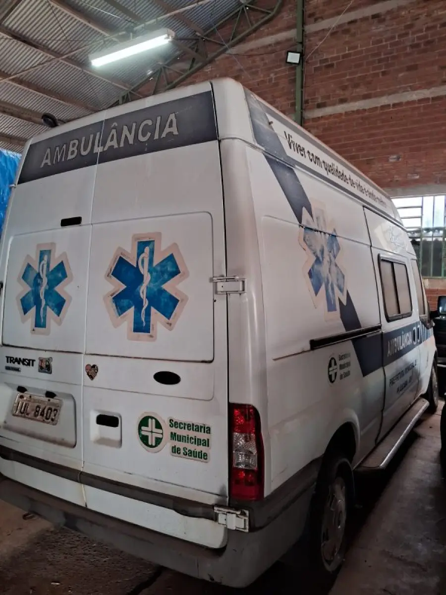 LOTE 004 - Ambulância Modelo Transit 350L, ano e modelo 2013, marca Ford, diesel