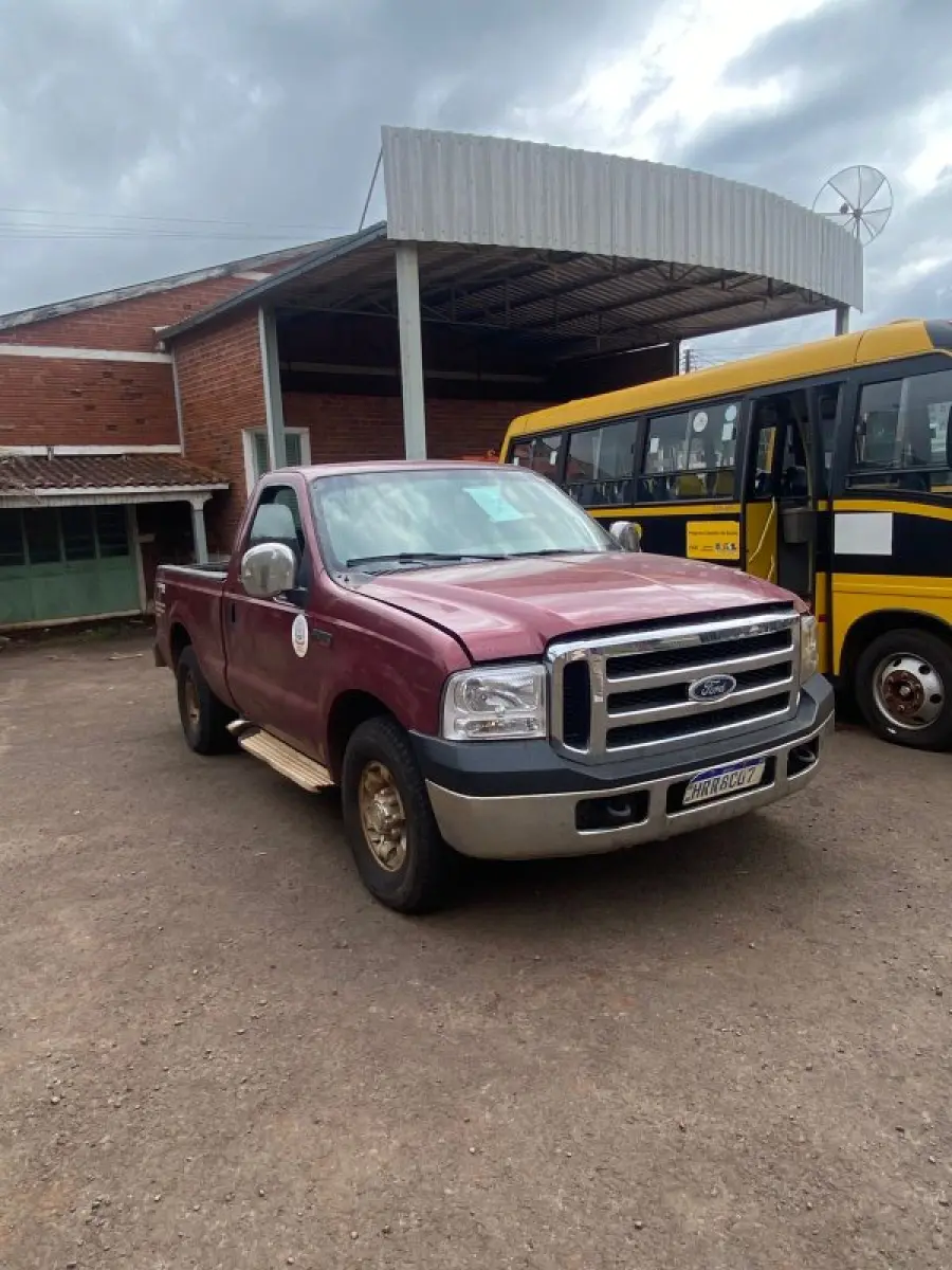 LOTE 005 - Camionete Ford F 250 XL, ano modelo 2001, placas HRR-8C07, cor vermelha