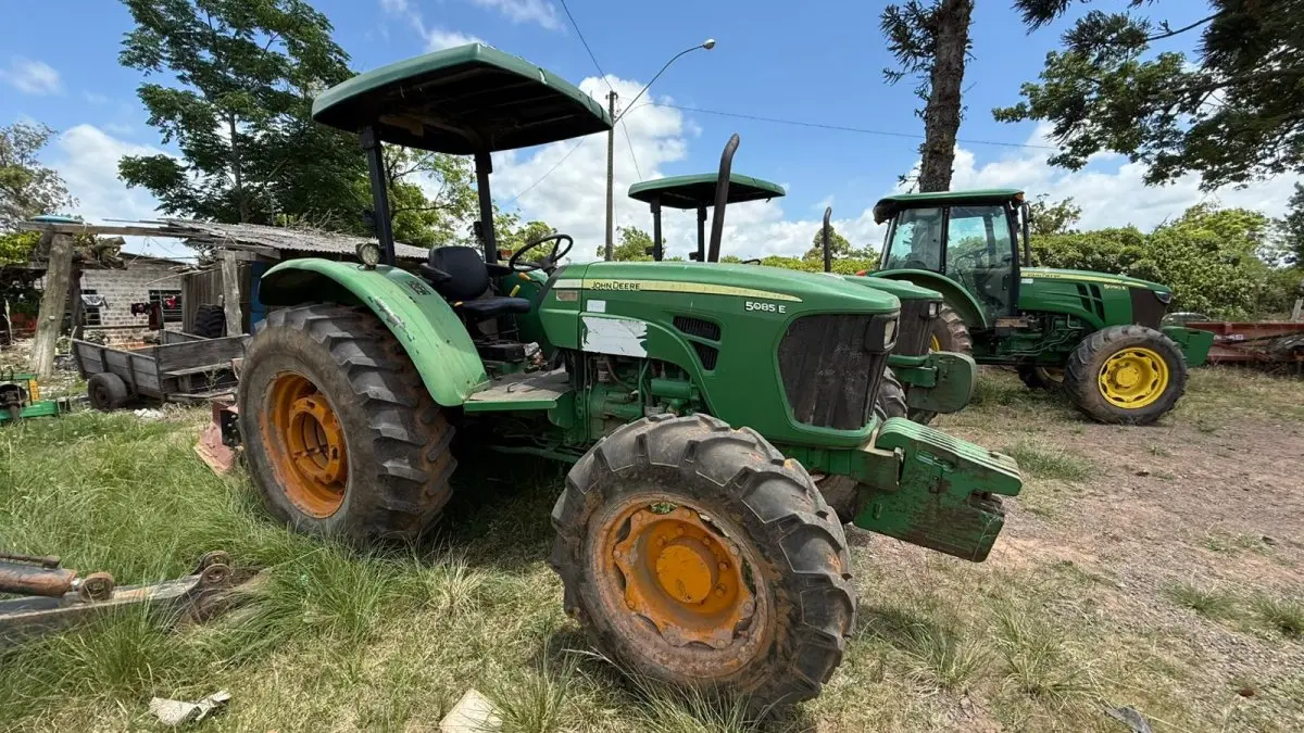 LOTE 009 - Trator John Deere 5085. Fabricação/Model: 2012/2012 - SEM ROÇADEIRA