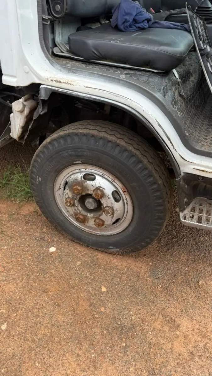 LOTE 003 - Caminhão GMC/7110, ano 1998/1999