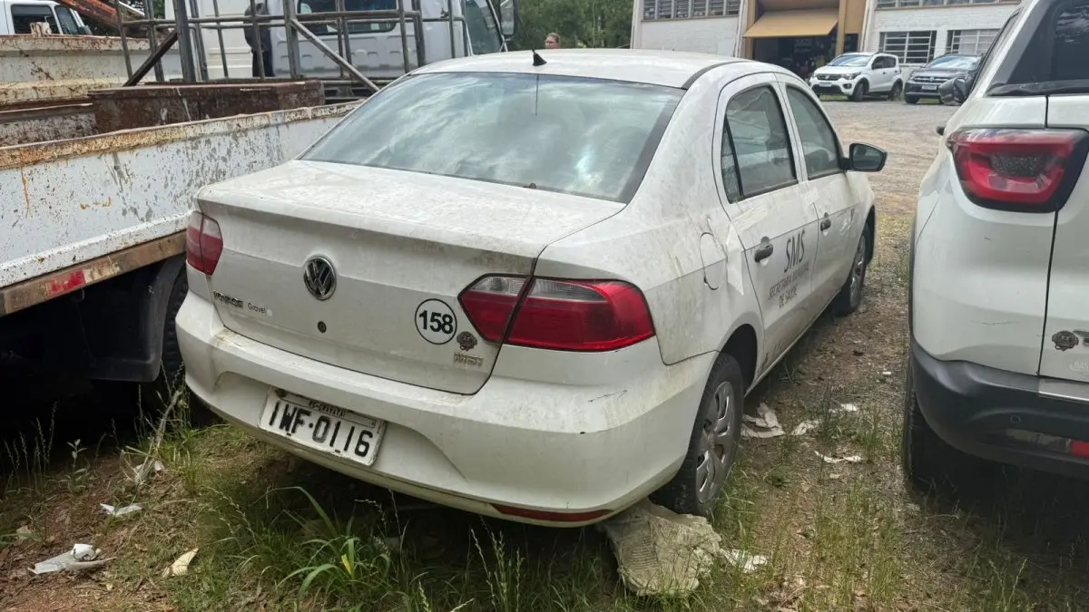LOTE 001 - Volkswagen Voyage - 2014/2015