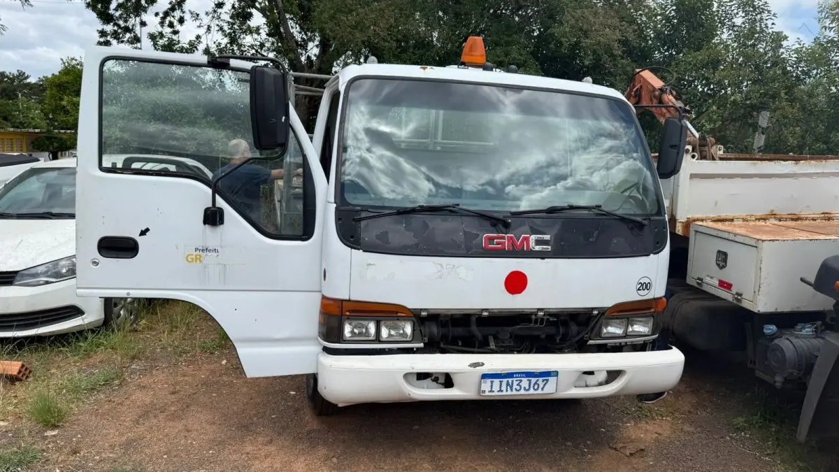 LOTE 003 - Caminhão GMC/7110, ano 1998/1999