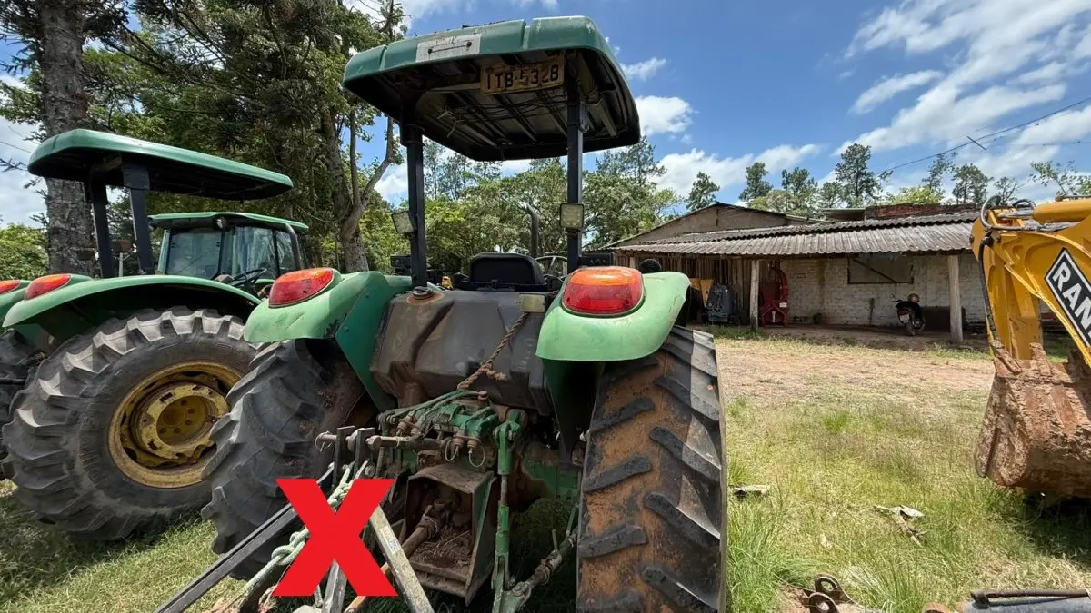LOTE 009 - Trator John Deere 5085. Fabricação/Model: 2012/2012 - SEM ROÇADEIRA