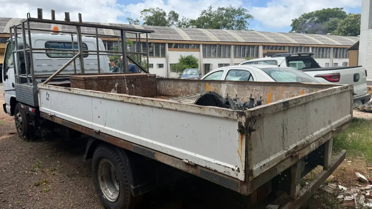 LOTE 003 - Caminhão GMC/7110, ano 1998/1999