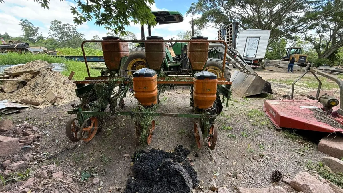 LOTE 013 - Semeadora/Adubadora Sistema Hidráulico de três pontos. Três linhas, Marca Stil/Stara