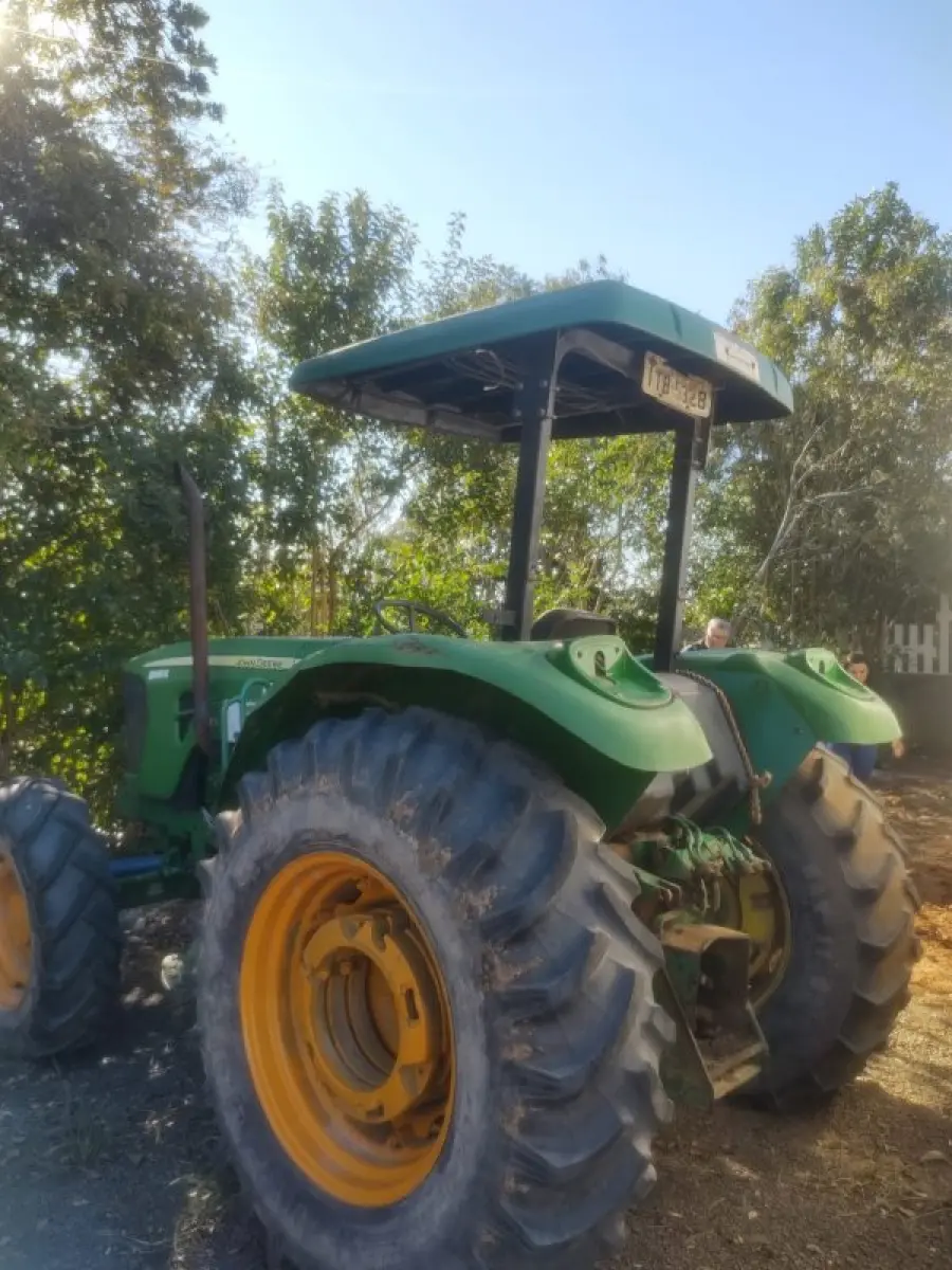 LOTE 010 - Trator John Deere 5085, ano 2012/2012