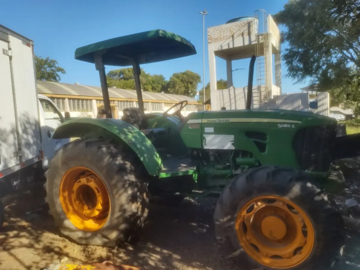 LOTE 010 - Trator John Deere 5085, ano 2012/2012