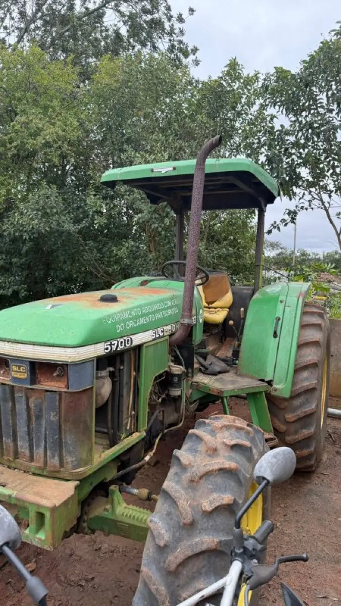 LOTE 002 - Trator John Deere, ano/model:1998/1998
