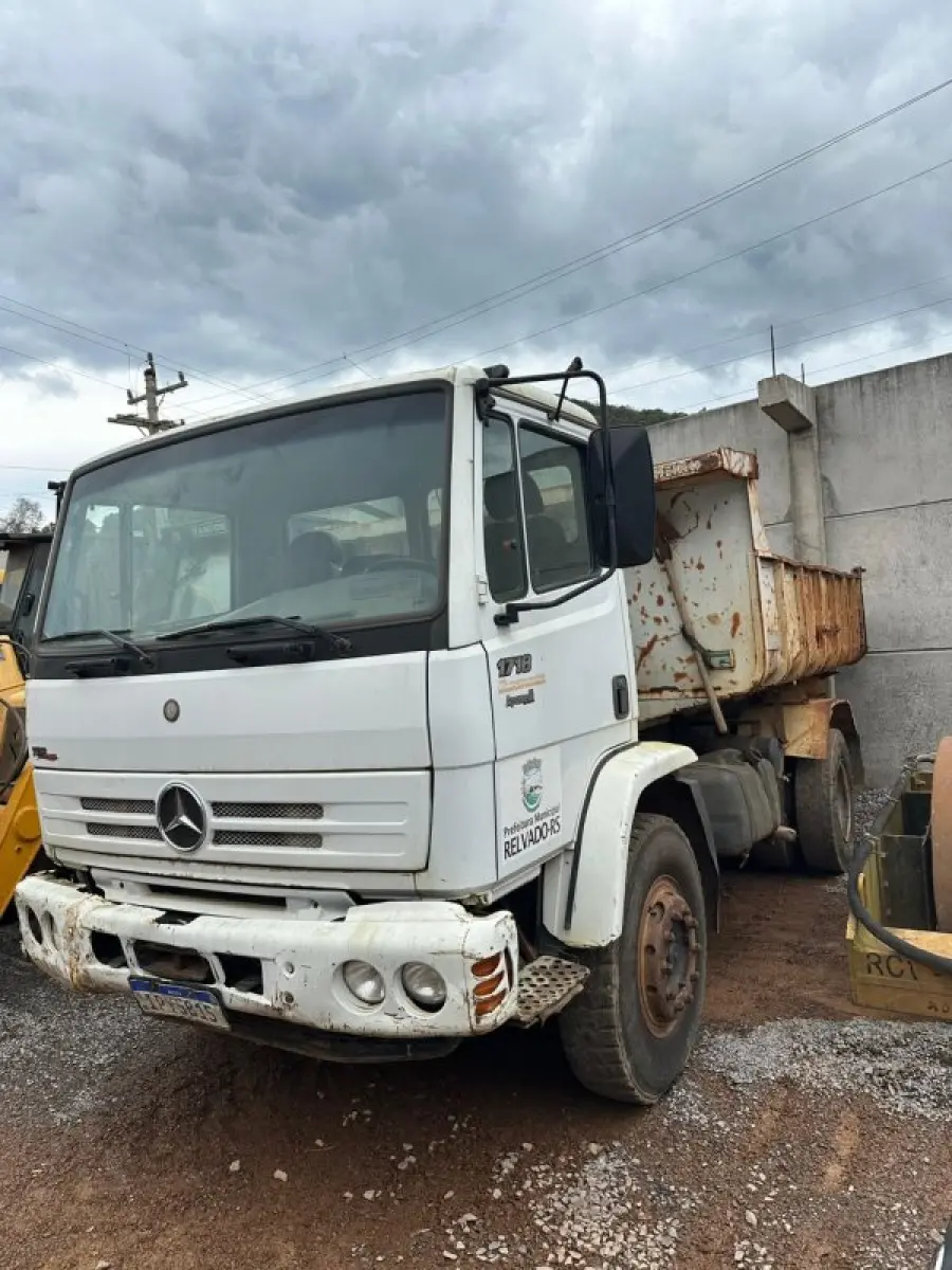 LOTE 002 - CAMINHÃO BASCULANTE 1718 4X2 - Ano/Modelo 2009