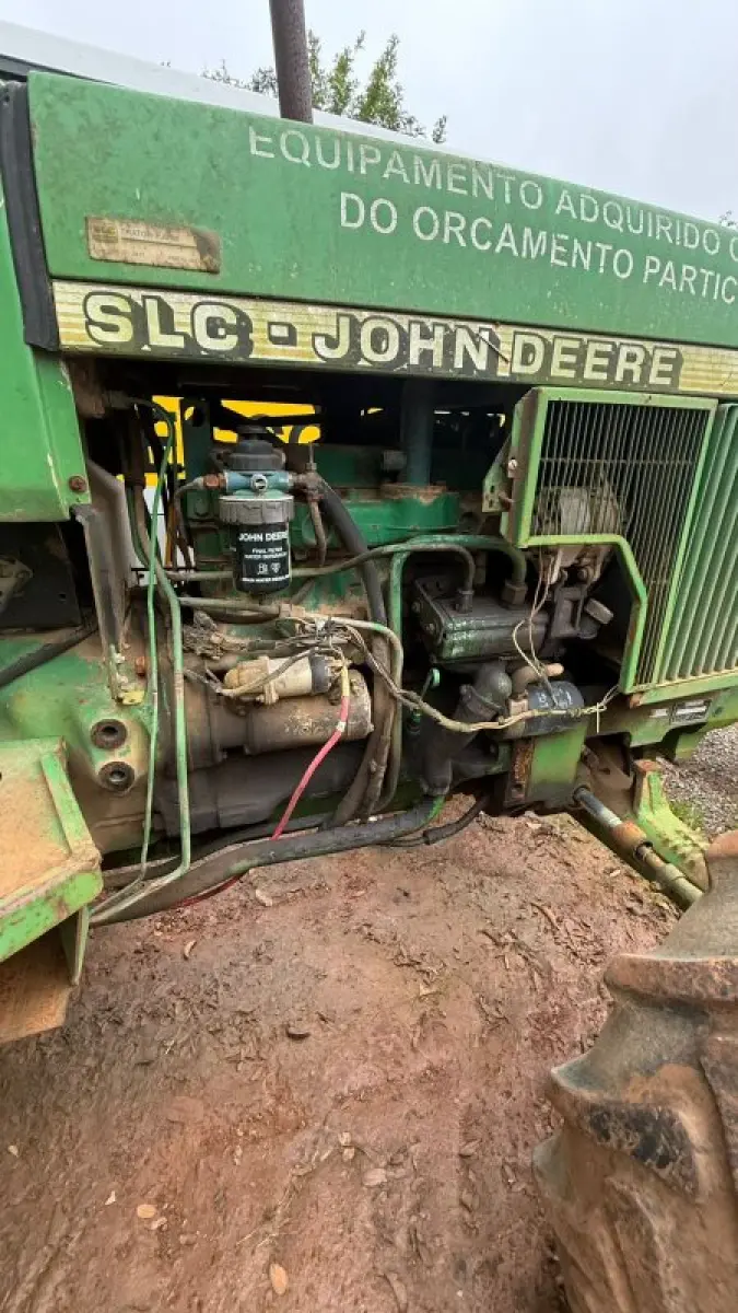 LOTE 002 - Trator John Deere, ano/model:1998/1998