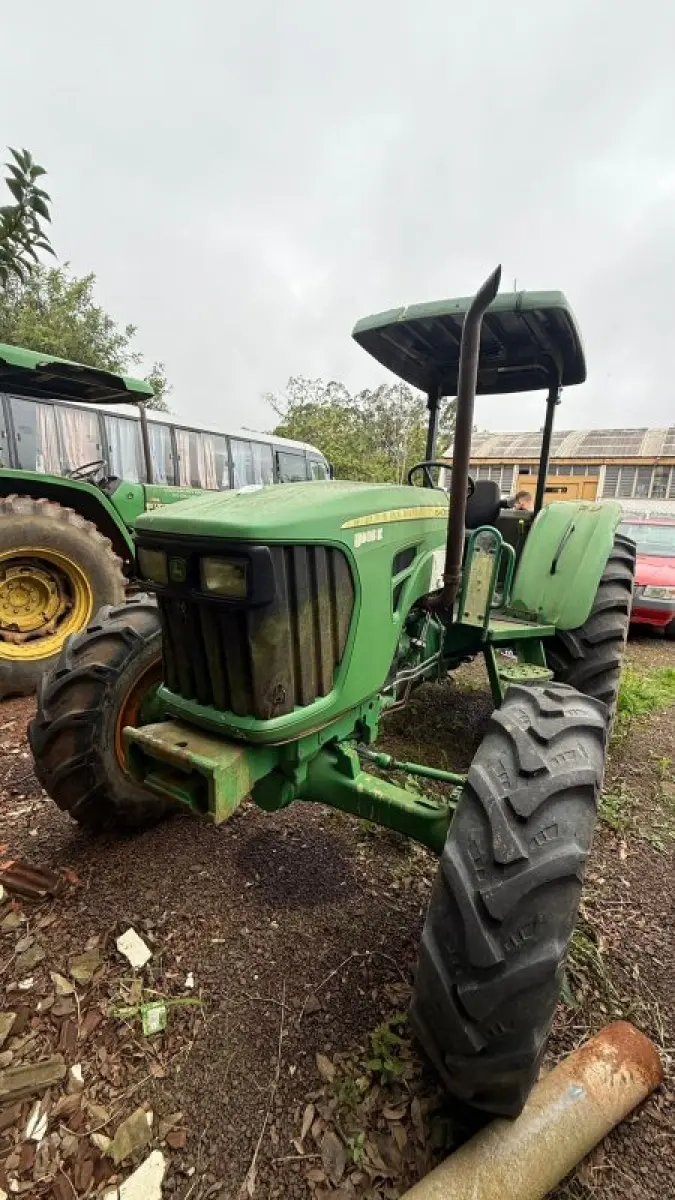 LOTE 004 - Trator John Deere 5085, ano/Model: 2012/2012