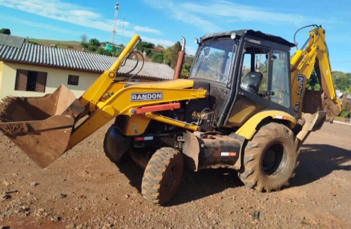 LOTE 006 - Retroescavadeira Randon, Modelo RD 406 4x4, Fabricação/Modelo: 2017