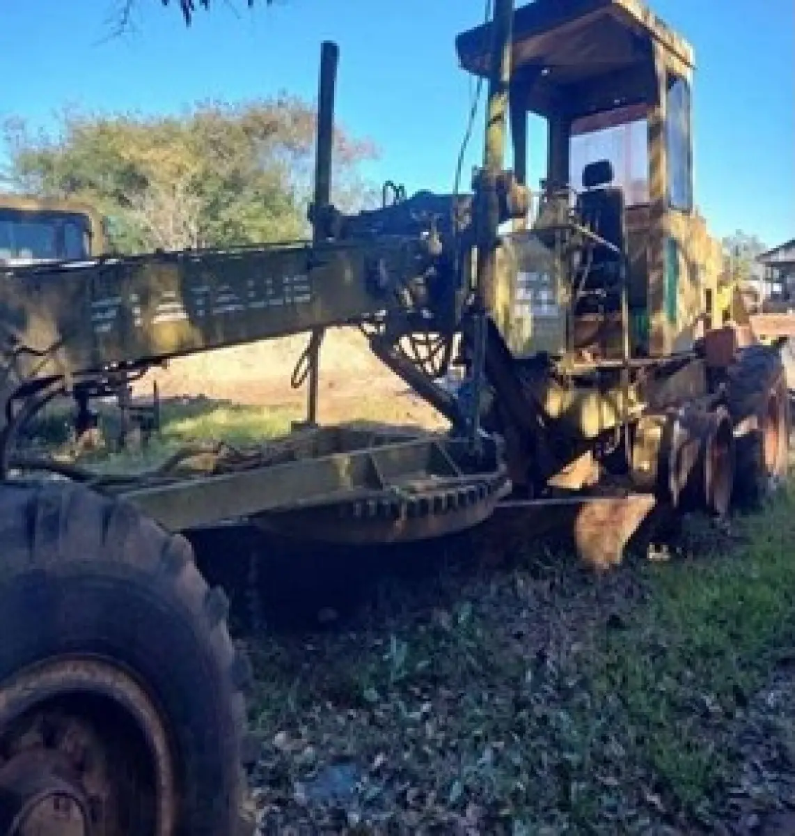 LOTE 015 - MOTONIVELADORA FIAT ALLIS ANO 1989