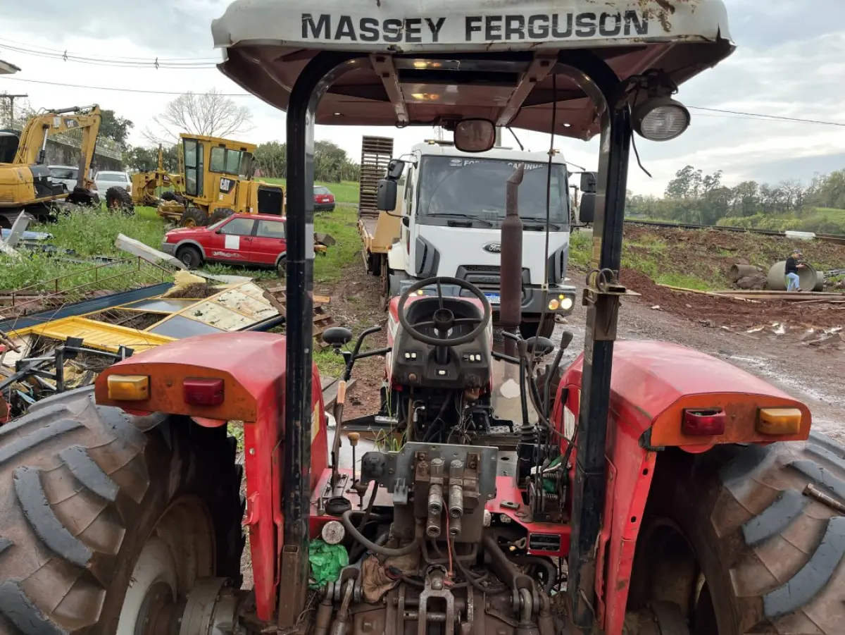 LOTE 006 - TRATOR MASSEY FERGUSON MODELO 4283 - SERIE 4283376078