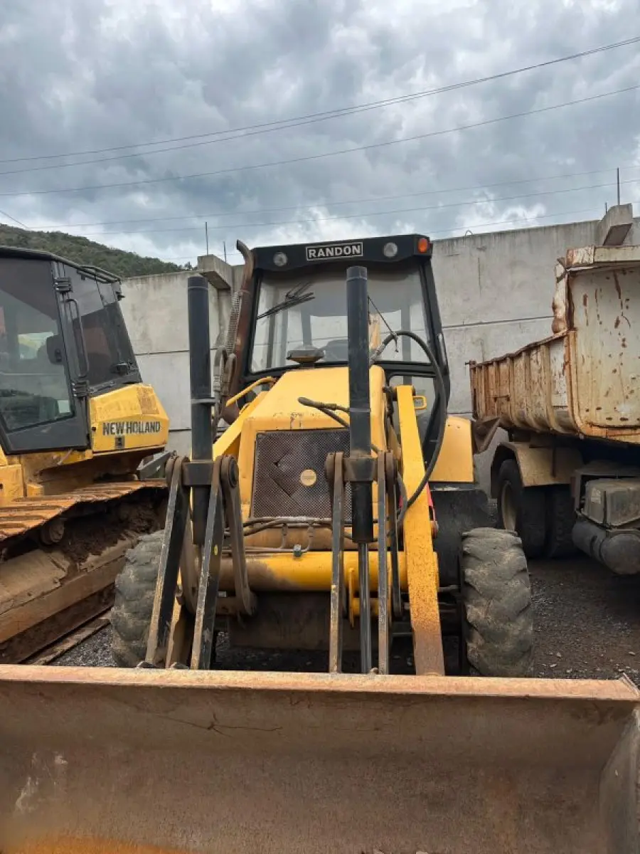 LOTE 003 - RETROESCAVADEIRA -MARCA RANDON - Ano/Modelo RD406/2019