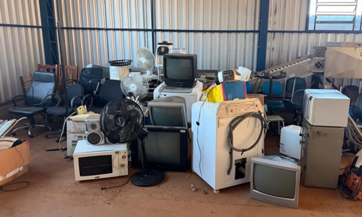 Foto de LOTE COMPOSTO POR DIVERSOS ITENS, COMO: LAVA-JATO, FOGÃO INDUSTRIAL, BEBEDO...