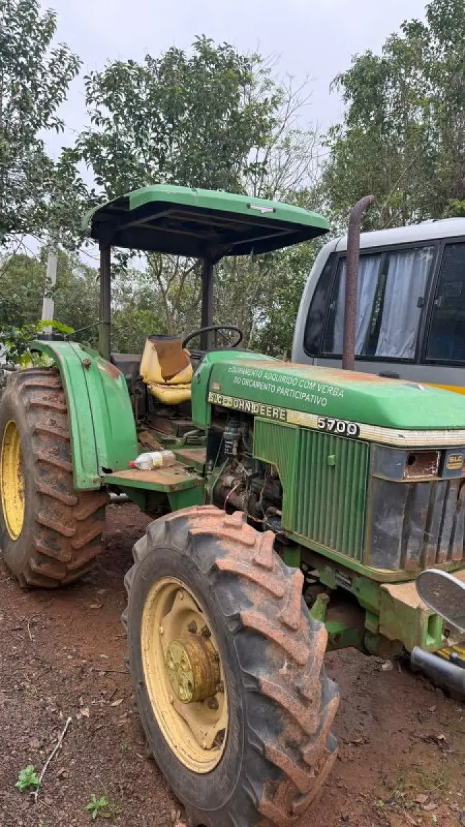 LOTE 002 - Trator John Deere, ano/model:1998/1998