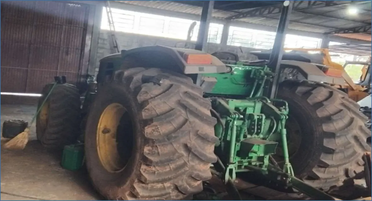 LOTE 005 - Trator Agrícola Cabinado John Deere - Modelo 6615 - 4x4 - Ano/Modelo: 2009/2009