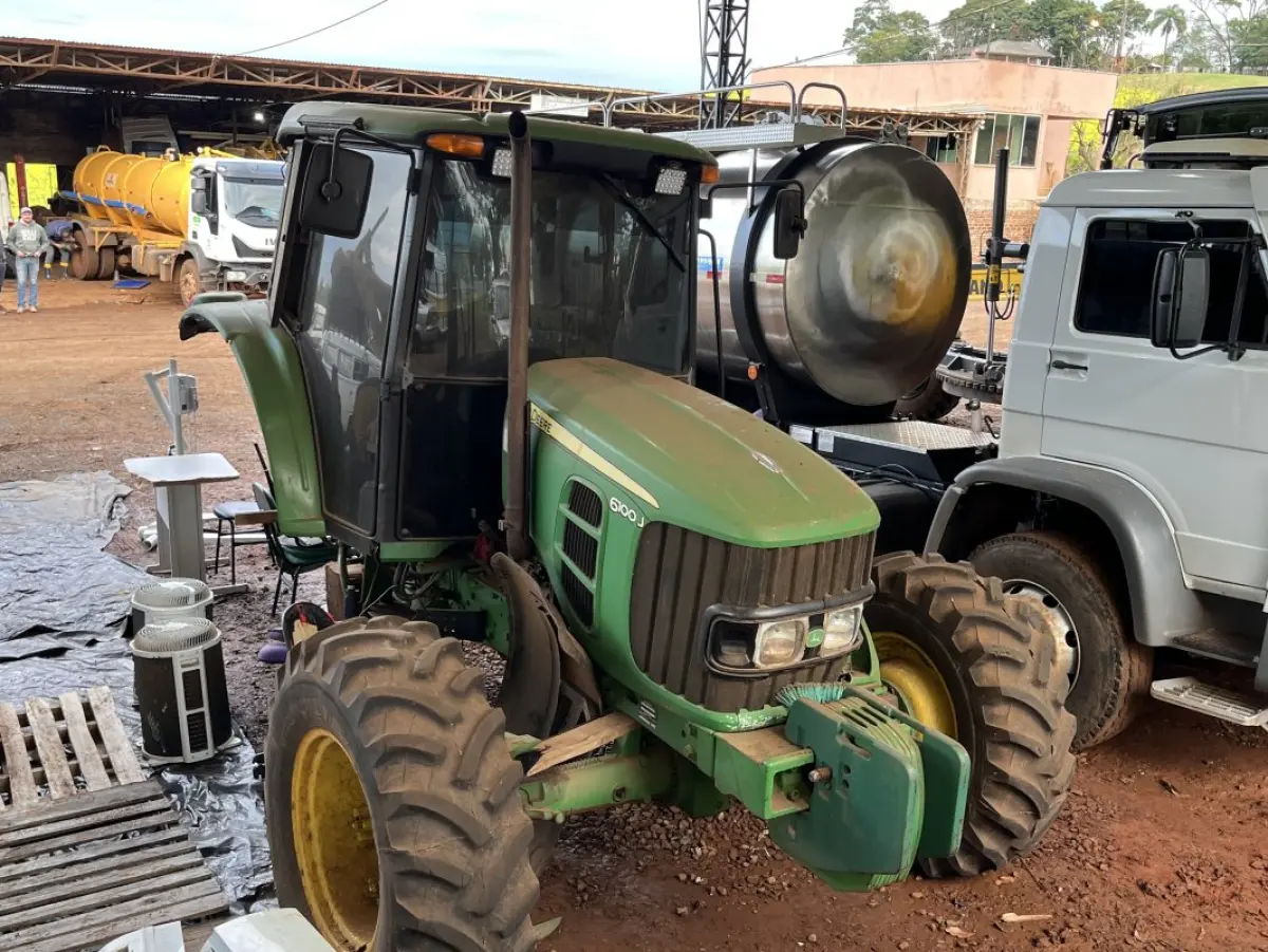 LOTE 009 - TRATOR JOHN DEERE 100 CV - TRAÇÃO 4X4 CABINE FECHADA COM AR CONDICIONADO