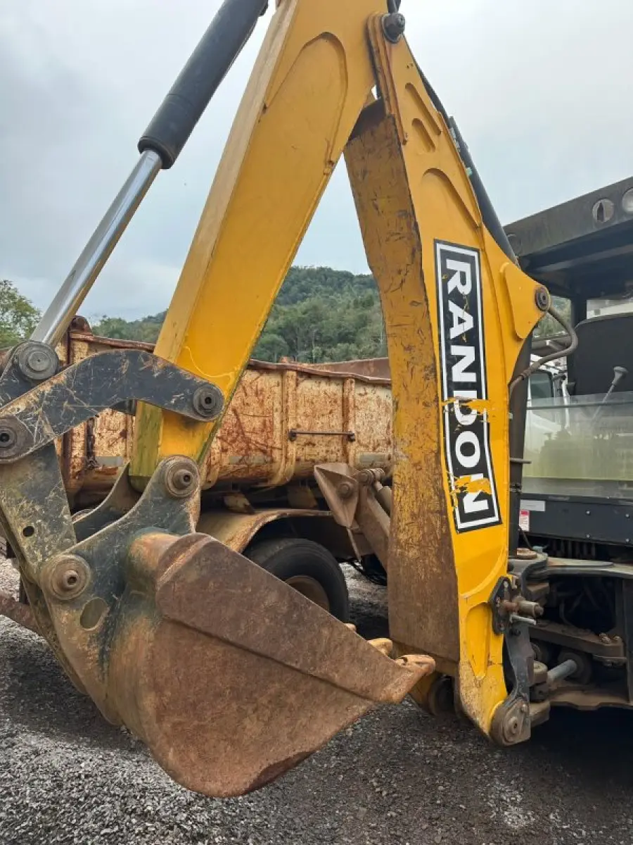 LOTE 003 - RETROESCAVADEIRA -MARCA RANDON - Ano/Modelo RD406/2019