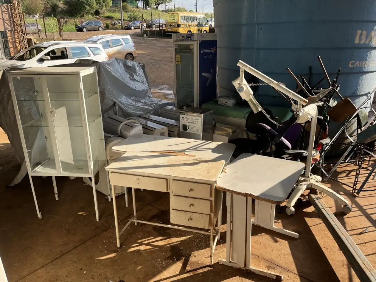 LOTE 004 - LOTE COMPOSTO POR MÓVEIS, ELETRODOMÉSTICOS E EQUIPAMENTOS HOSPITALARES