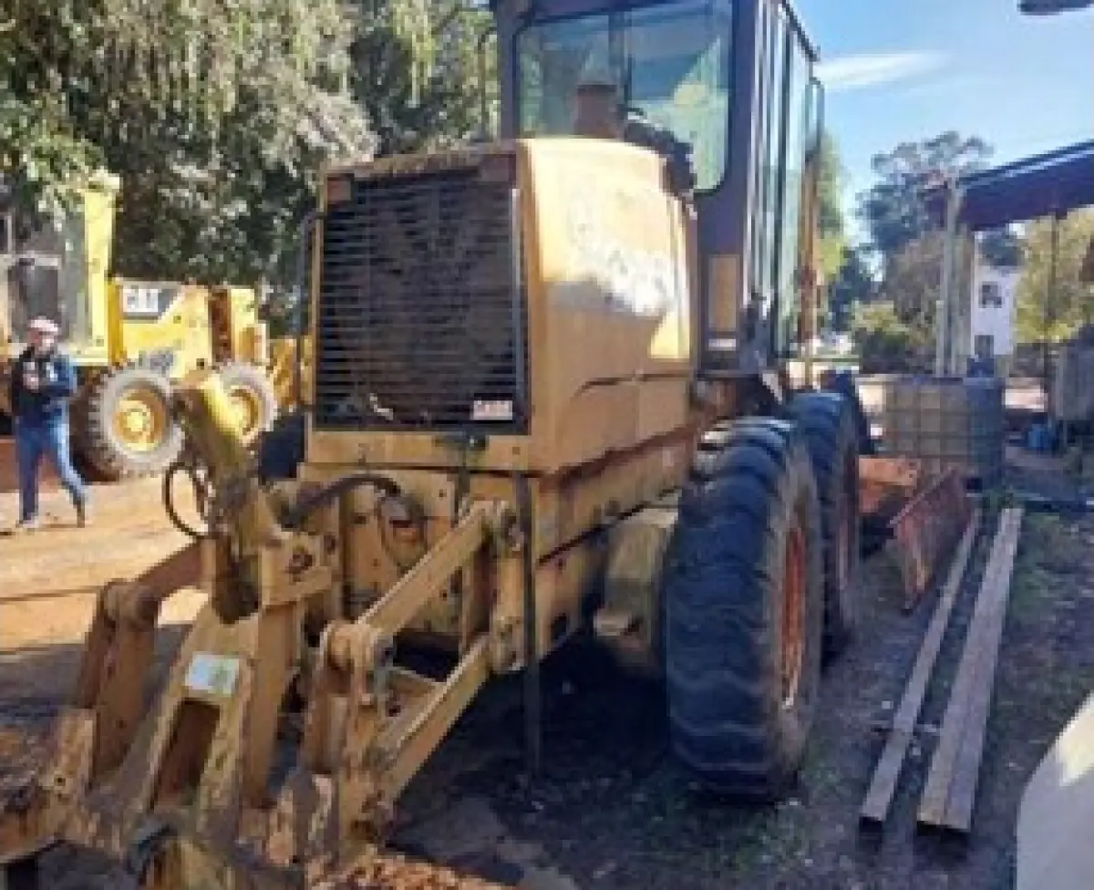 LOTE 014 - MOTONIVELADORA CASE 845 ANO 2003