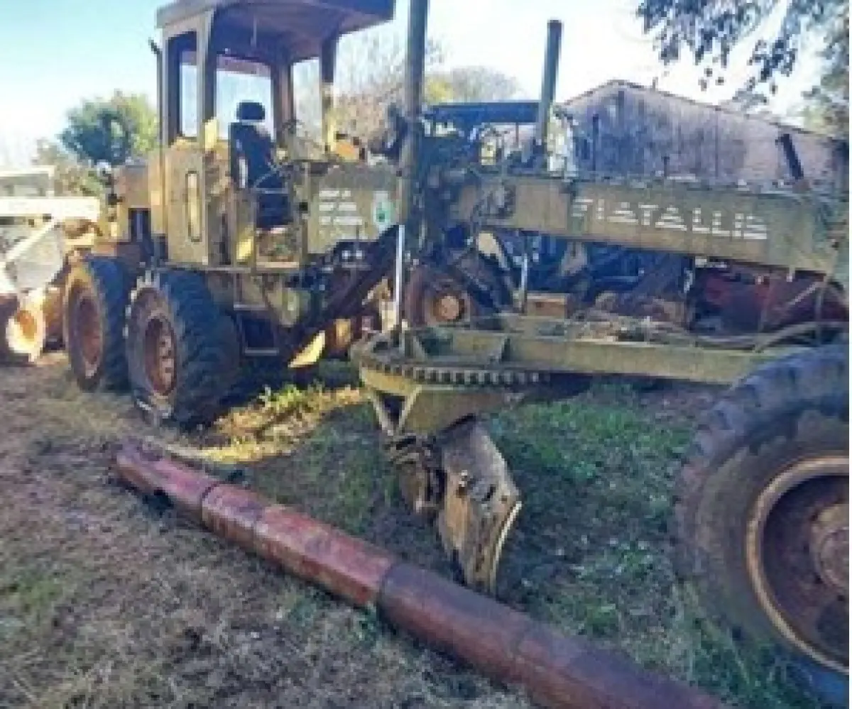 LOTE 015 - MOTONIVELADORA FIAT ALLIS ANO 1989