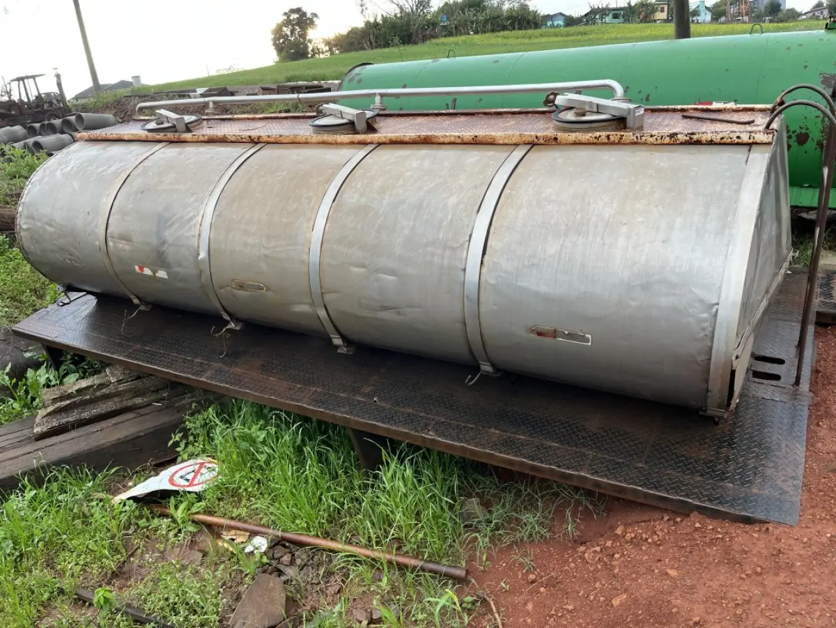 LOTE 018 - TANQUE DE ÁGUA INOX DE 9.000 LITROS
