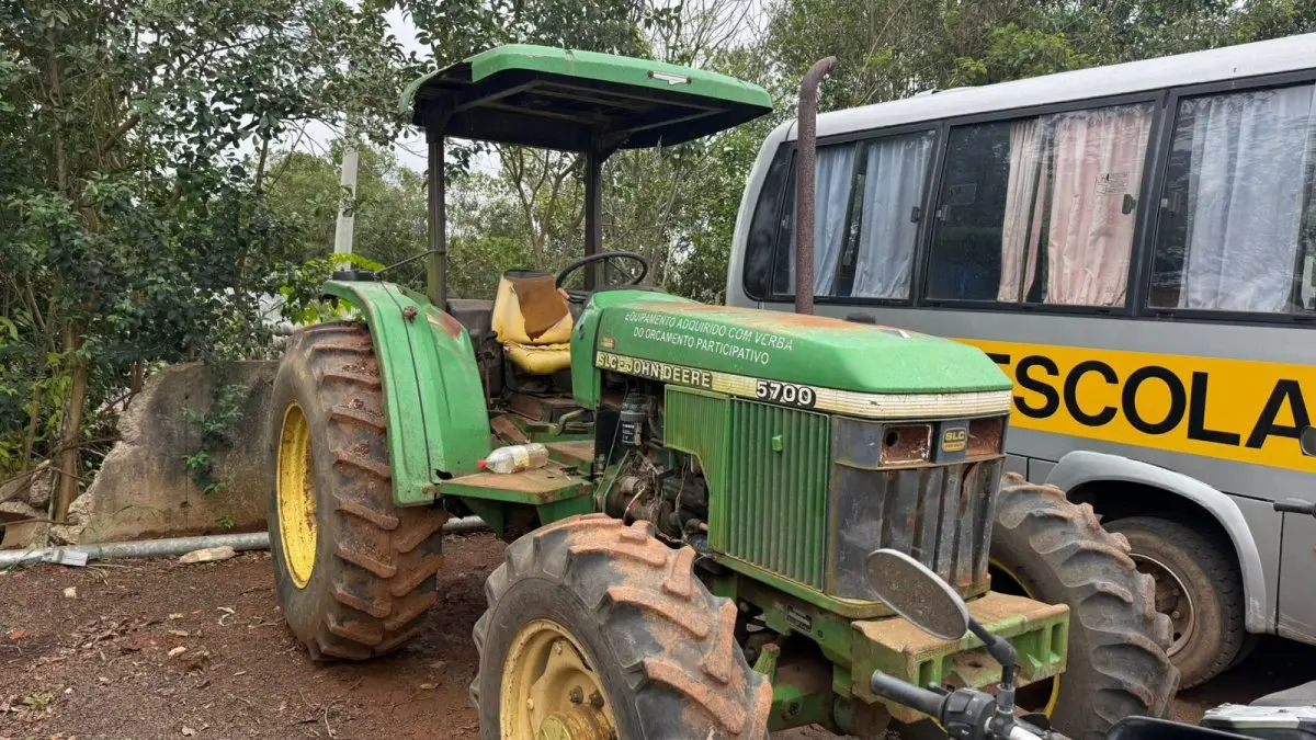 LOTE 002 - Trator John Deere, ano/model:1998/1998