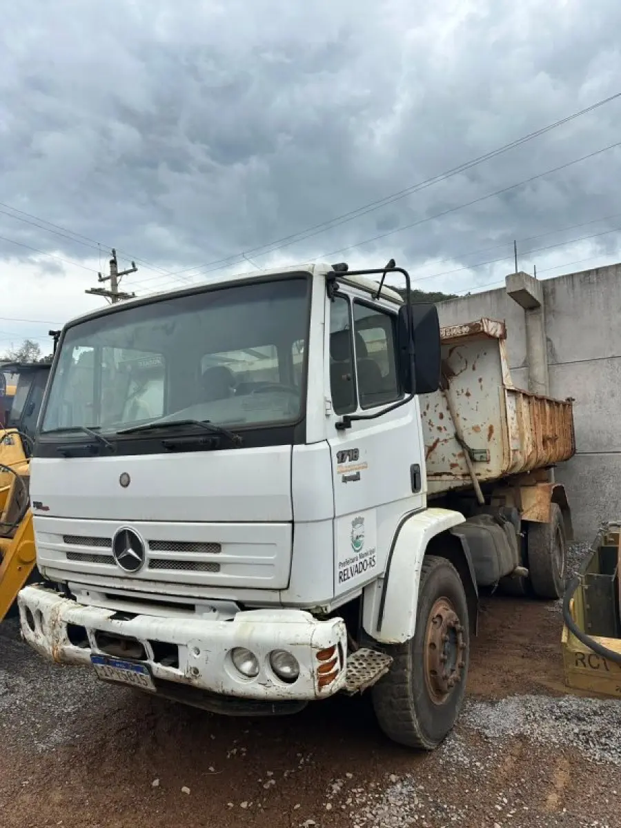 LOTE 002 - CAMINHÃO BASCULANTE 1718 4X2 - Ano/Modelo 2009