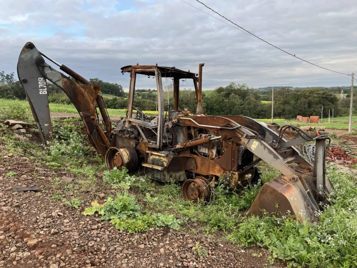 LOTE 010 - RETROESCAVADEIRA VOLVO ANO 2014