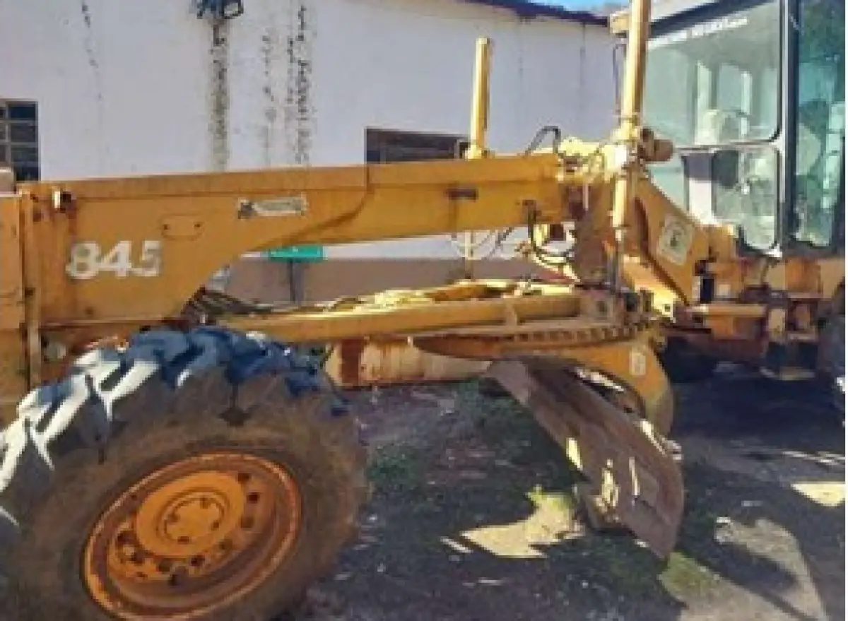 LOTE 014 - MOTONIVELADORA CASE 845 ANO 2003
