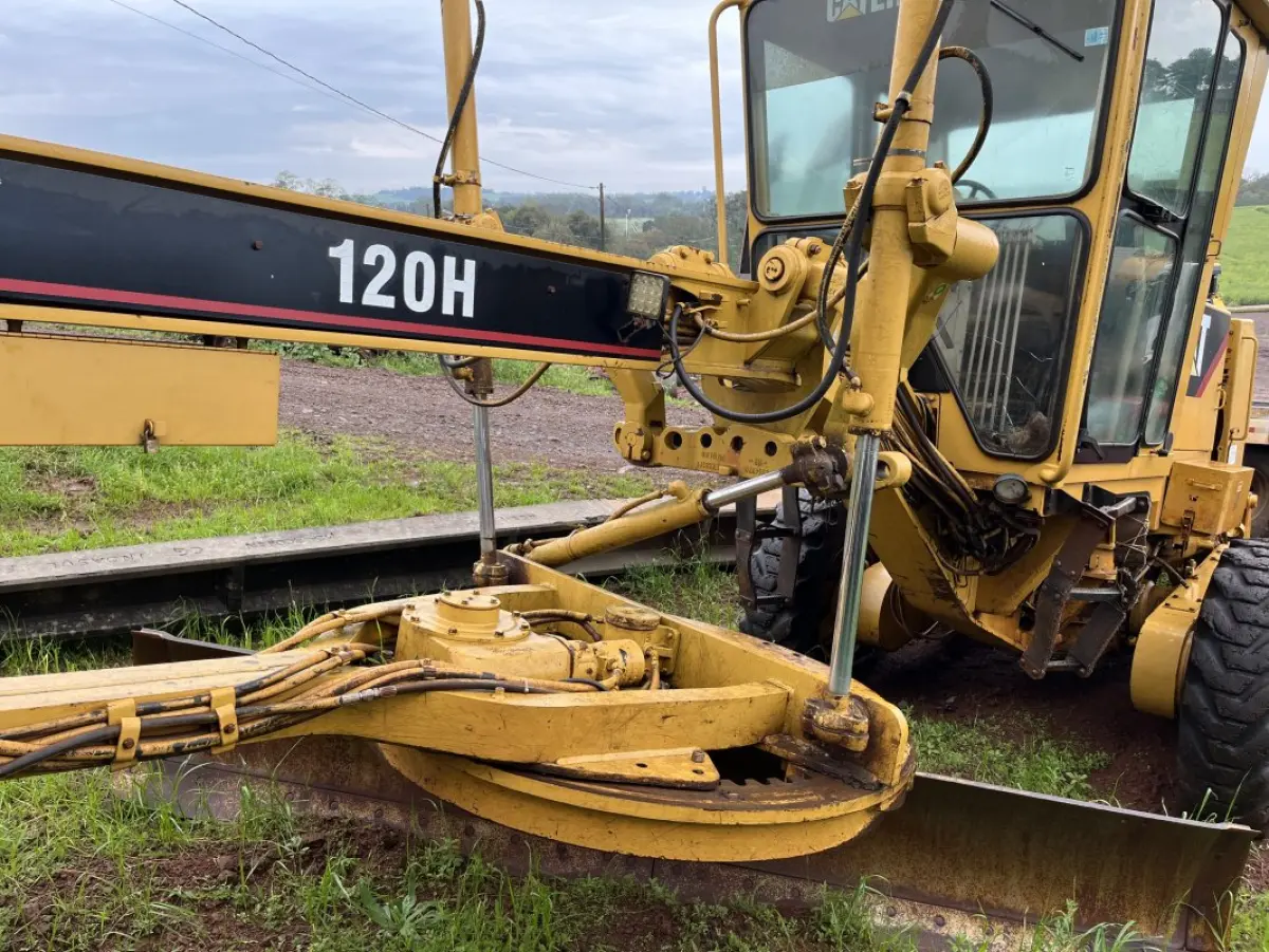 LOTE 020 - MOTONIVELADORA CAT 120H - SERIE 05FM06039