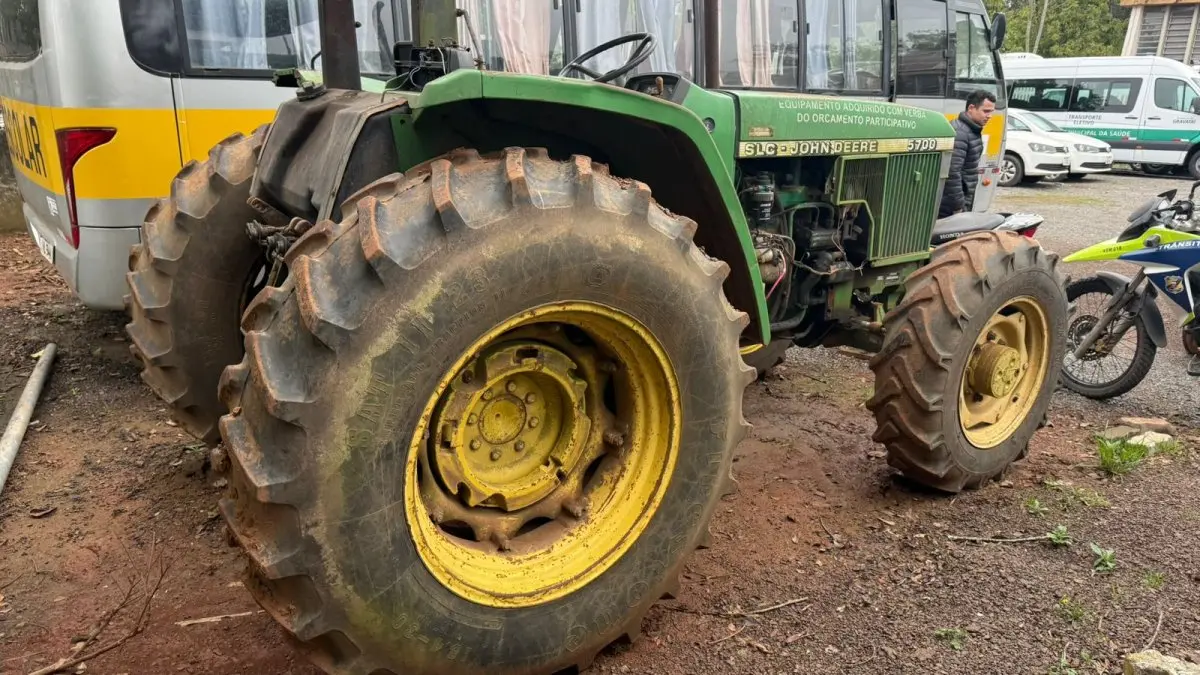 LOTE 002 - Trator John Deere, ano/model:1998/1998