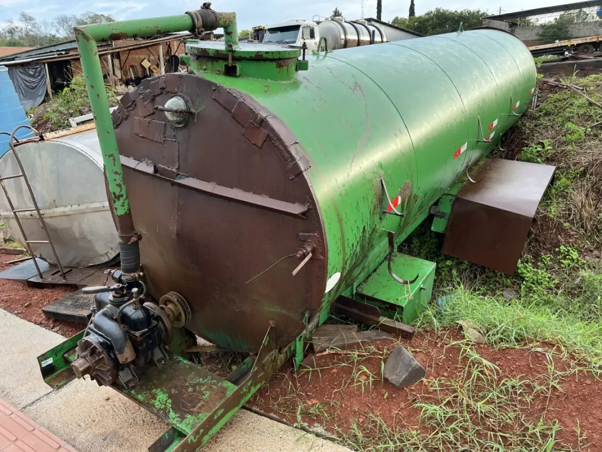 LOTE 016 - TANQUE DE CHORUME DE 7.500 LITROS EM AÇO