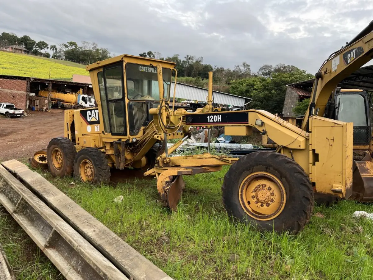 LOTE 020 - MOTONIVELADORA CAT 120H - SERIE 05FM06039